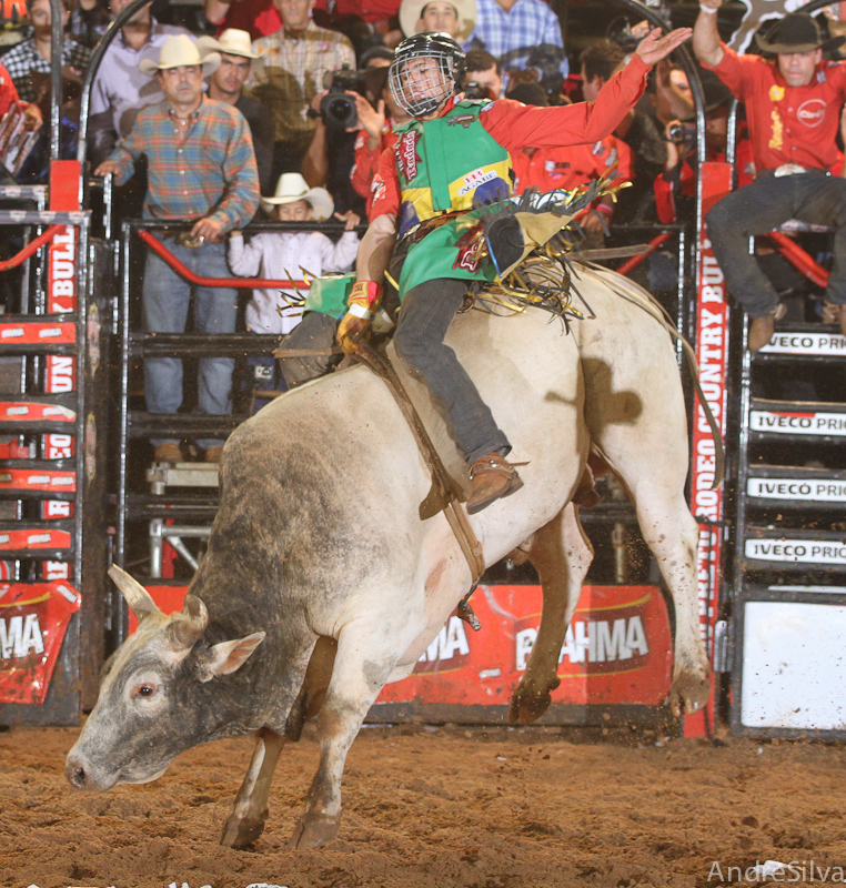  - rio-preto-country-bulls-eduardo-montando-final