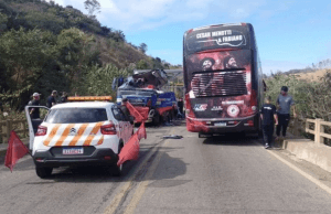 Ônibus da Dupla César Menotti e Fabiano se envolve em grave acidente e interdita BR 262