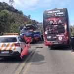 Grave Acidente Interdita BR-262 e Envolve Ônibus da Dupla César Menotti e Fabiano Na manhã deste sábado, 3 de agosto, ...